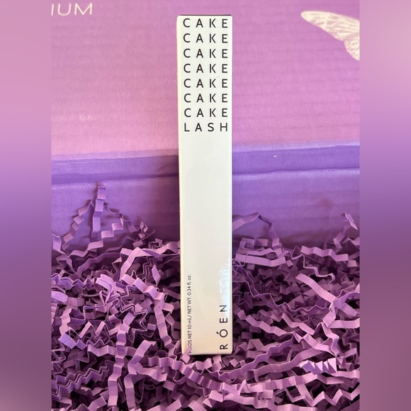 Cake Mascara in Black Noir by Roen - Picture 12 of 13